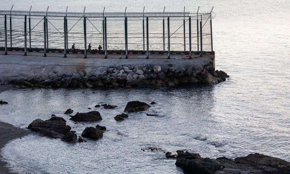 Πενήντα τέσσερα παιδιά κολύμπησαν από το Μαρόκο στον ισπανικό θύλακα Θέουτα