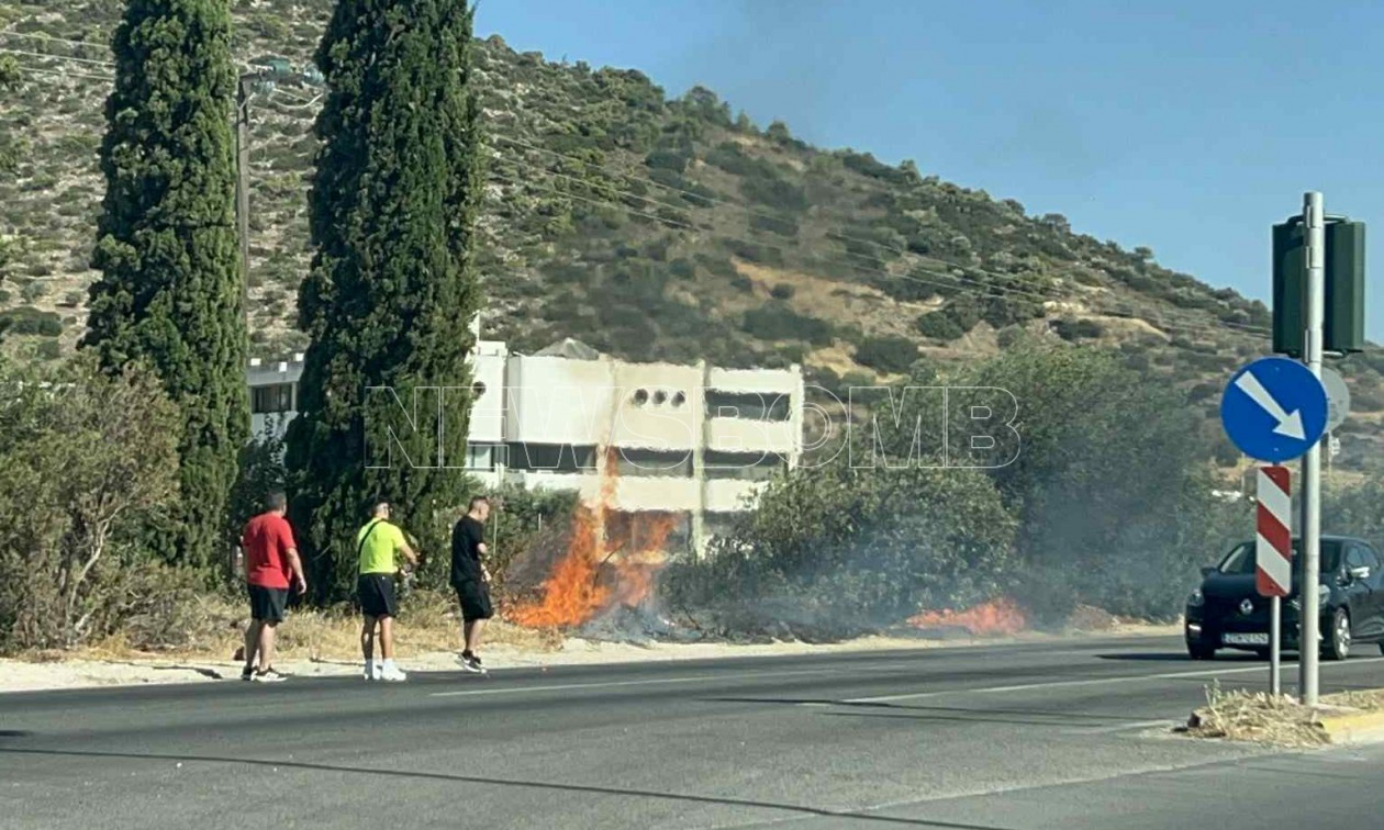 Εστία φωτιάς και στη Λεωφόρο Λαυρίου – Προσπαθούν να τη σβήσουν περαστικοί