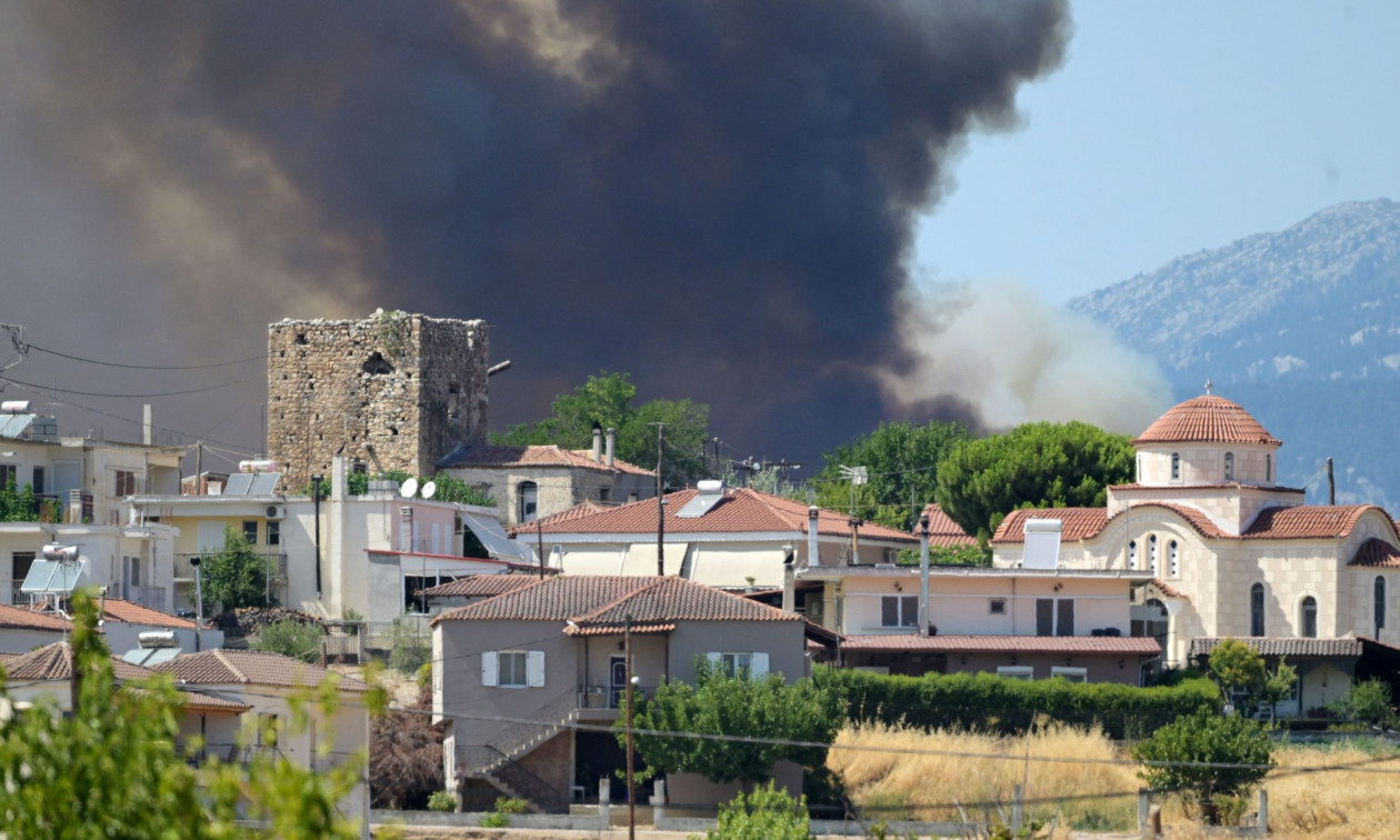 Εύβοια: Εκτός ελέγχου η πύρινη λαίλαπα – Οι φλόγες πέρασαν από τον Πισσώνα και απειλούν τον Βατώντα