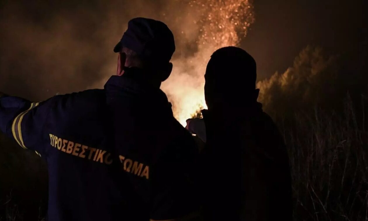 Δύσκολο βράδυ στη Μεσσηνία: Μαίνεται η φωτιά – Πλησιάζει το χωριό Αετός