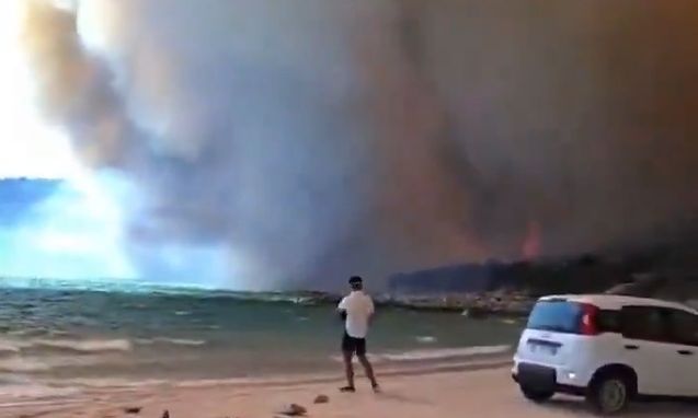 Ιταλία: Μεγάλη φωτιά σε παραλία της Σαρδινίας – Απομακρύνθηκαν 140 λουόμενοι με ταχύπλοα