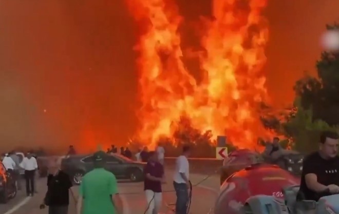 Τεράστιες φωτιές στην Τουρκία – 3.500 άτομα απομακρύνθηκαν από τα σπίτια τους στην Προύσα