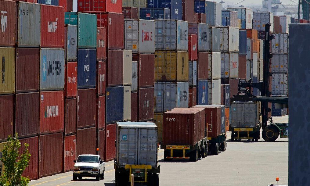 Reuters: Η Ευρώπη αποδέχθηκε την λιγότερο επώδυνη εμπορική συμφωνία με τις ΗΠΑ