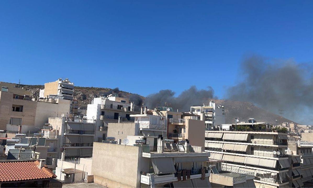 Φωτιά τώρα: Οριοθιετήθηκε η πυρκαγια στο Κερατσίνι