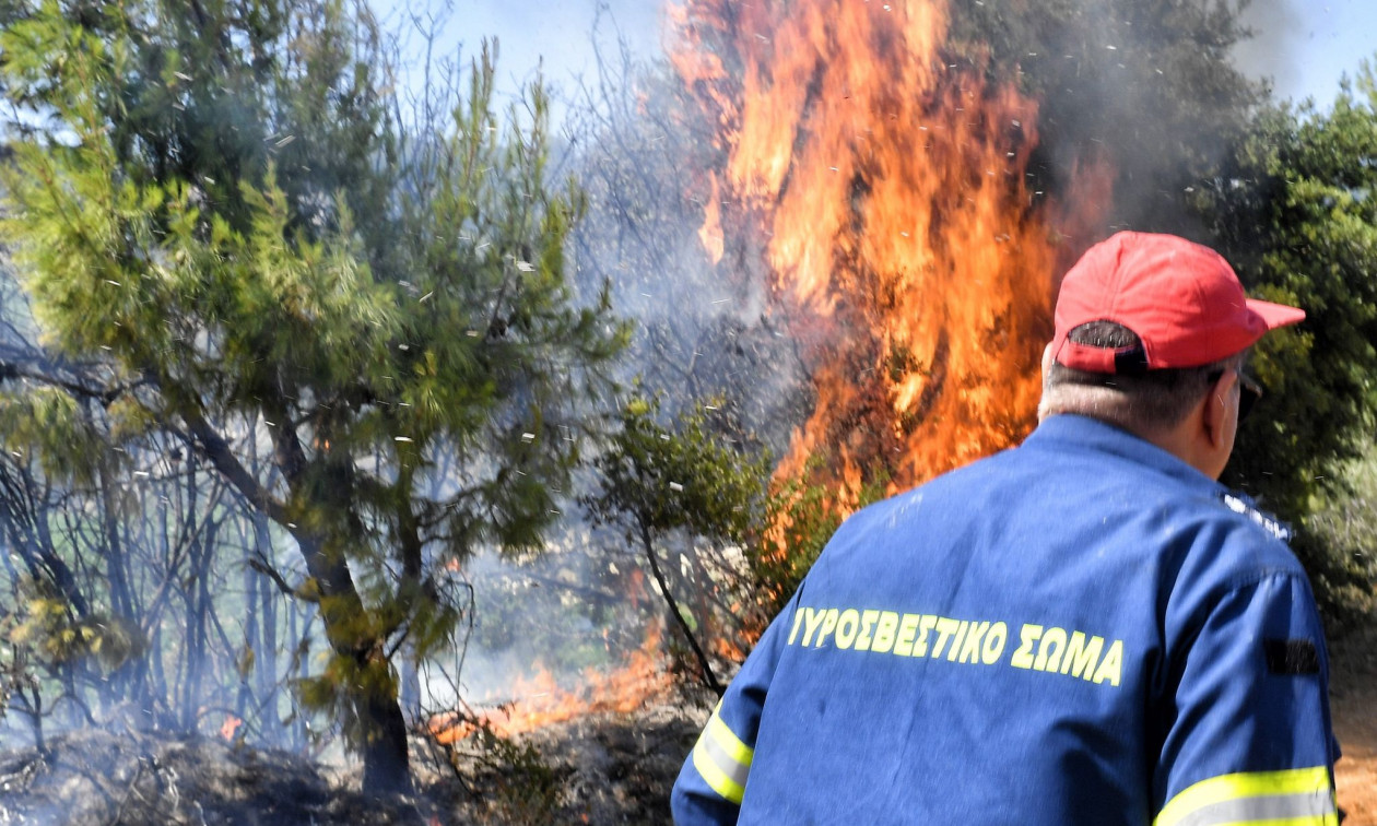 Μαίνεται η φωτιά στον Άγιο Σώστη στην Τρίπολη – Ενισχύθηκαν οι πυροσβεστικές δυνάμεις