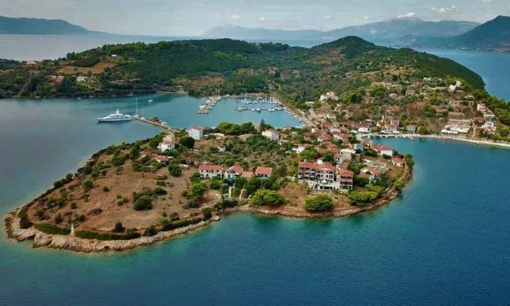 Ανατροπή σκάφους με τραυματίες στα Τριζόνια – Τρια άτομα στο νοσοκομείο