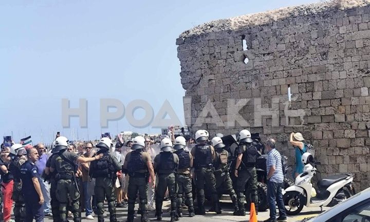 Ρόδος: Οι αστυνομικοί έκαναν επανειλημμένες προειδοποιήσεις στους συγκεντρωμένους να διαλυθούν