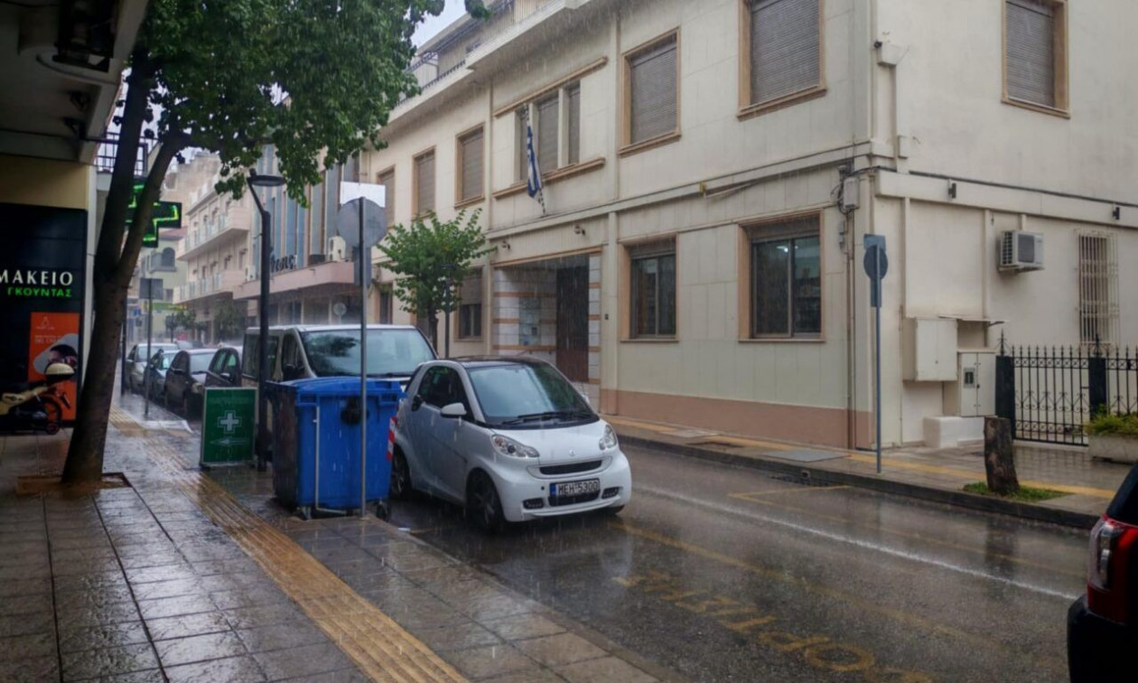 Καιρός: Ανάσα δροσιάς μετά τον καύσωνα στο Αγρίνιο από ξαφνικό μπουρίνι