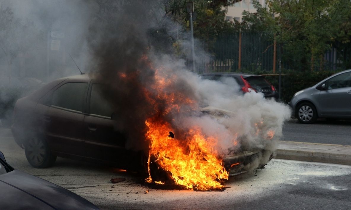 Θεσσαλονίκη: Αυτοκίνητο τυλίχθηκε στις φλόγες δίπλα από τον σιδηροδρομικό σταθμό