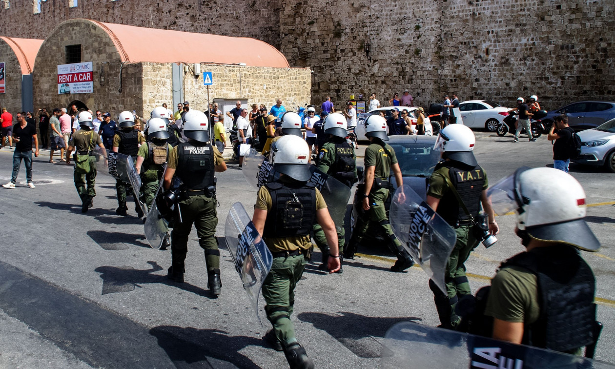«Οι ακριβείς συνθήκες της σύλληψης ερευνώνται»,απαντούν πηγές του Λιμενικού για τη λαβή σε διαδηλωτή