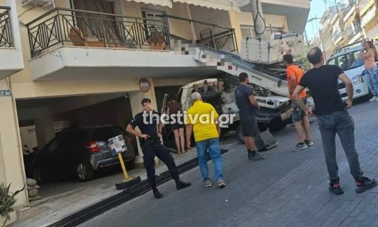 Απίστευτο ατύχημα στη Θεσσαλονίκη: Γερανός έπεσε σε μπαλκόνι διαμερίσματος