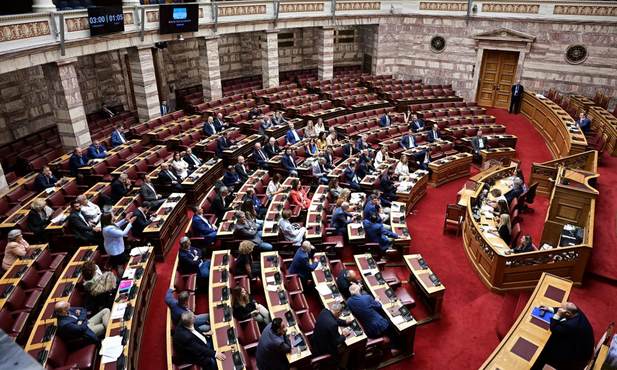 Χάος στην Ολομέλεια της Βουλής μετά την άρνηση αναβολής της ψηφοφορίας