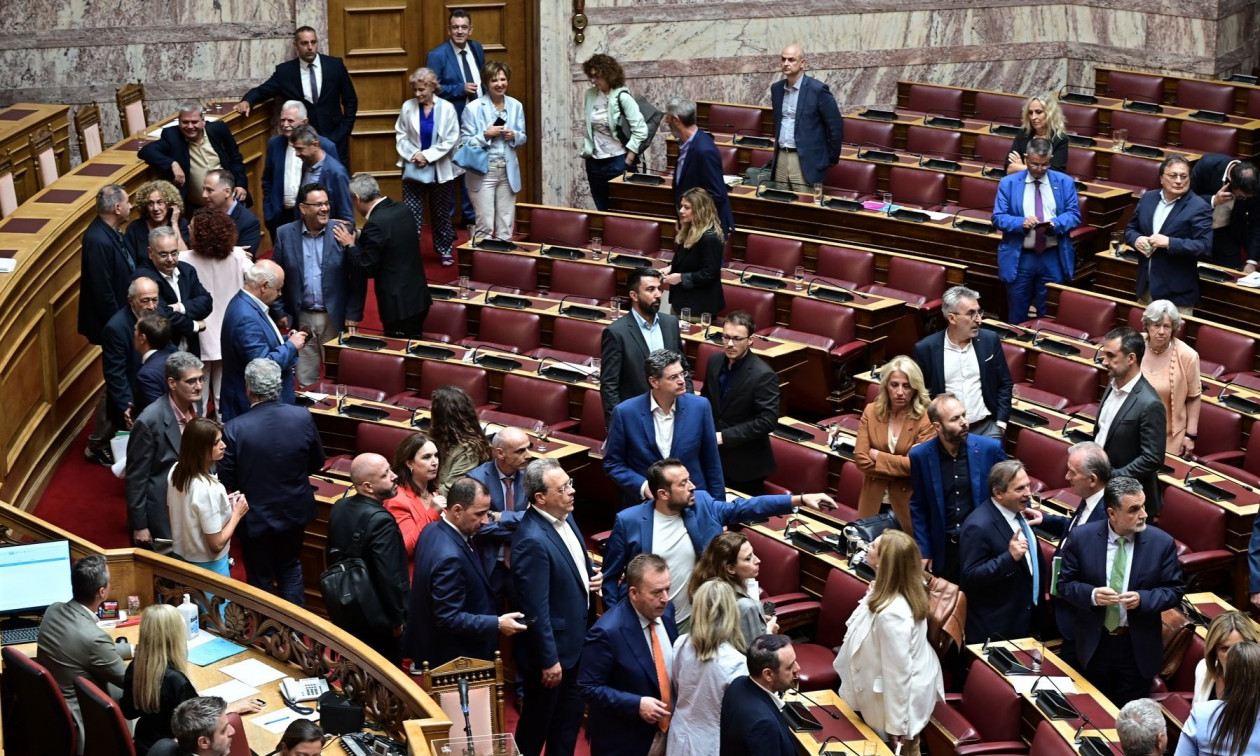 Η κυβερνητική μπλόφα της αποχής έκανε άνω – κάτω την αντιπολίτευση και «έκλεισε» την προανακριτική
