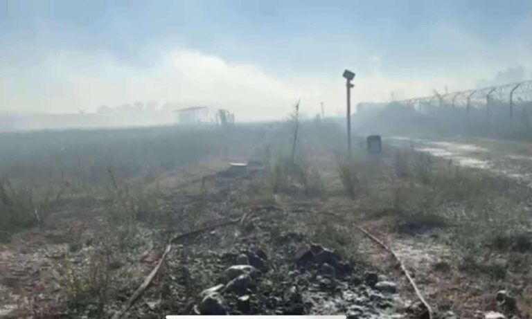Καλαμάτα: Πυρκαγιά στη βόρεια πύλη του αεροδρομίου κοντά στη Μικρομάνη