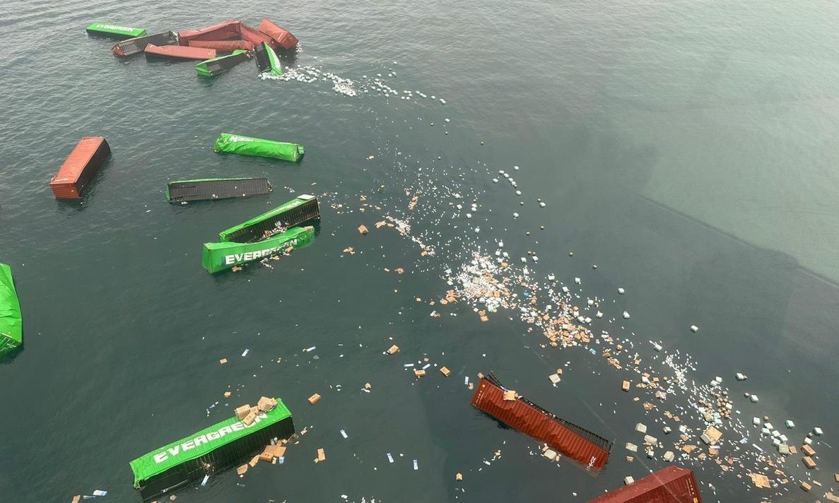 Περού: Έκλεισε το μεγαλύτερο λιμάνι για ώρες – Έπεσαν δεκάδες κοντέινερς από πλοίο