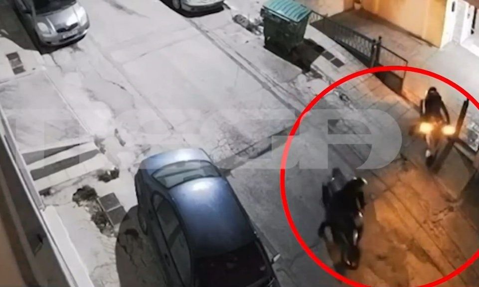 Καρέ – καρέ κλοπή μοτοσυκλέτας από προαύλιο σπιτιού στην Ηλιούπολη: Βίντεο ντοκουμέντο