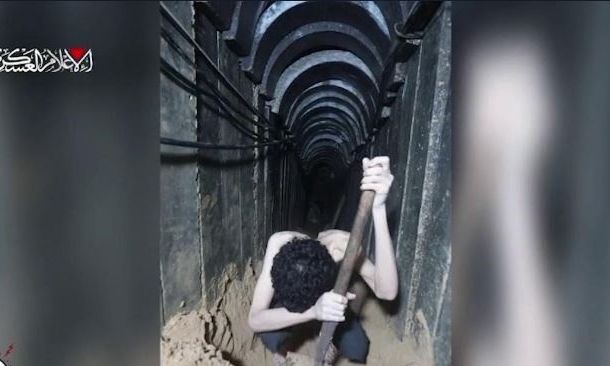 Γάζα: Βίντεο με Ισραηλινό όμηρο να σκάβει τον τάφο του