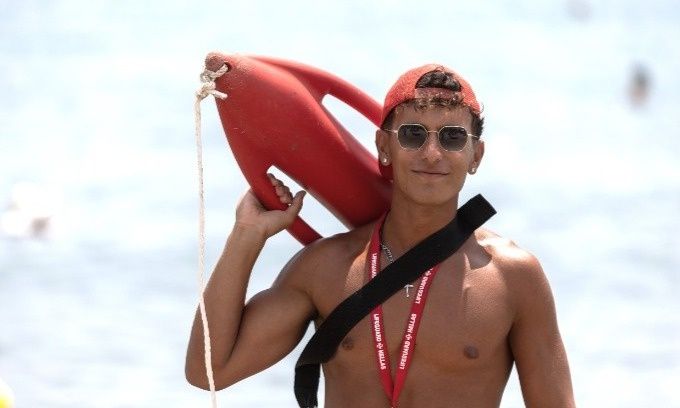 «Λιποθύμησε μέσα στο νερό, την βγάλαμε αναίσθητη»: Ναυαγοσώστες στο Neswsbomb