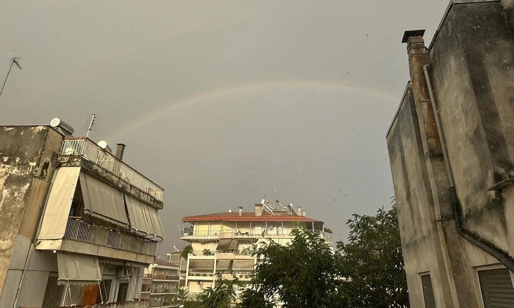 Κακοκαιρία: Πρωτοφανές μπουρίνι στα Τρίκαλα – Ισχυρή βροχή, χαλάζι και ζημιές στην πόλη