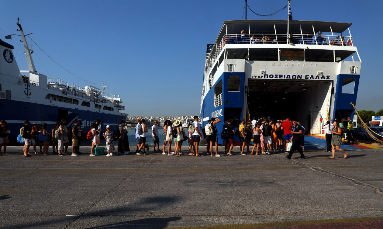 Κάρπαθος: Αναστάτωση επικράτησε στο λιμάνι – Επιβάτης έπεσε στη θάλασσα κατά την άφιξη πλοίου