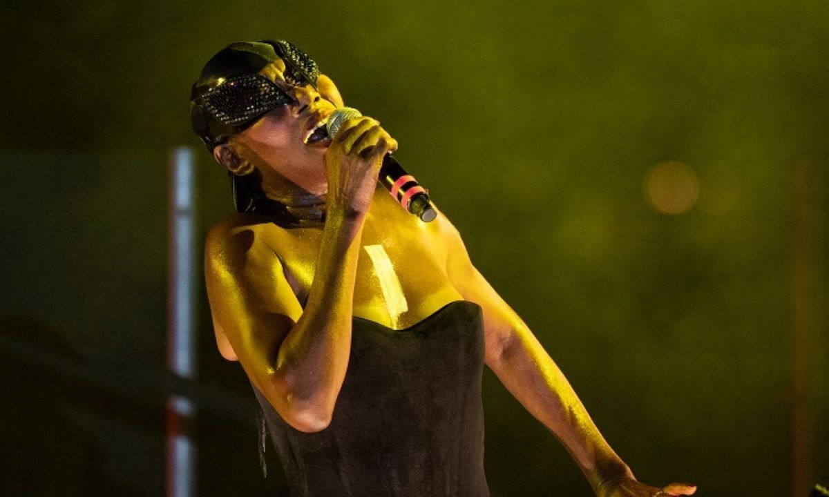 Sani Festival: Η Grace Jones καθήλωσε το κοινό με ενέργεια, θεατρικότητα και καλλιτεχνική δύναμη