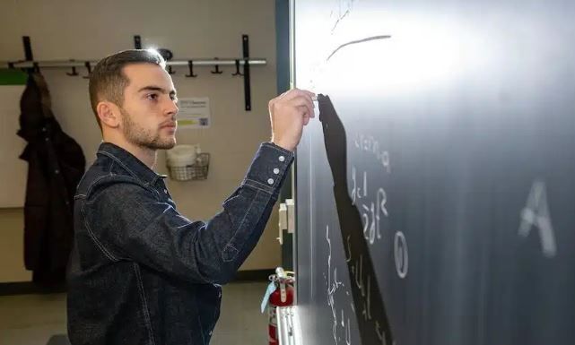 Έλληνας φοιτητής αλλάζει τη γνώση μας για το Σύμπαν: Ο Μενέλαος Ράπτης ανακάλυψε δύο γαλαξίες