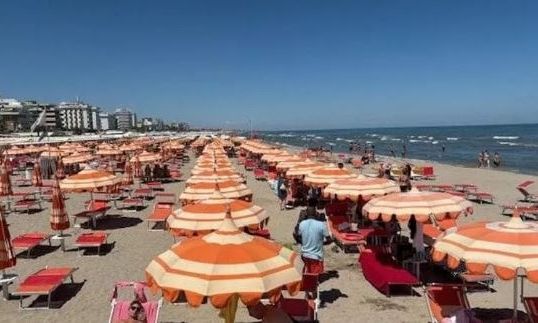 Ιταλία – Άδεια τουριστικά θέρετρα: Κλειστές ομπρέλες και άδειες ξαπλώστρες: «Ούτε στον κορονοϊό»