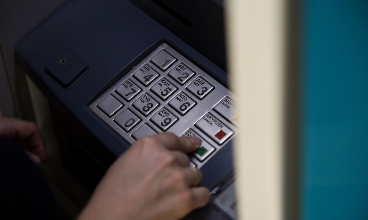 ATM: Τέλος οι χρεώσεις στις αναλήψεις – Πότε ξεκινά το μέτρο