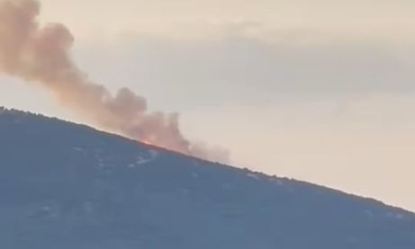 Φωτιά τώρα σε δασική έκταση στην Καβάλα – Επιχειρούν 6 εναέρια μέσα