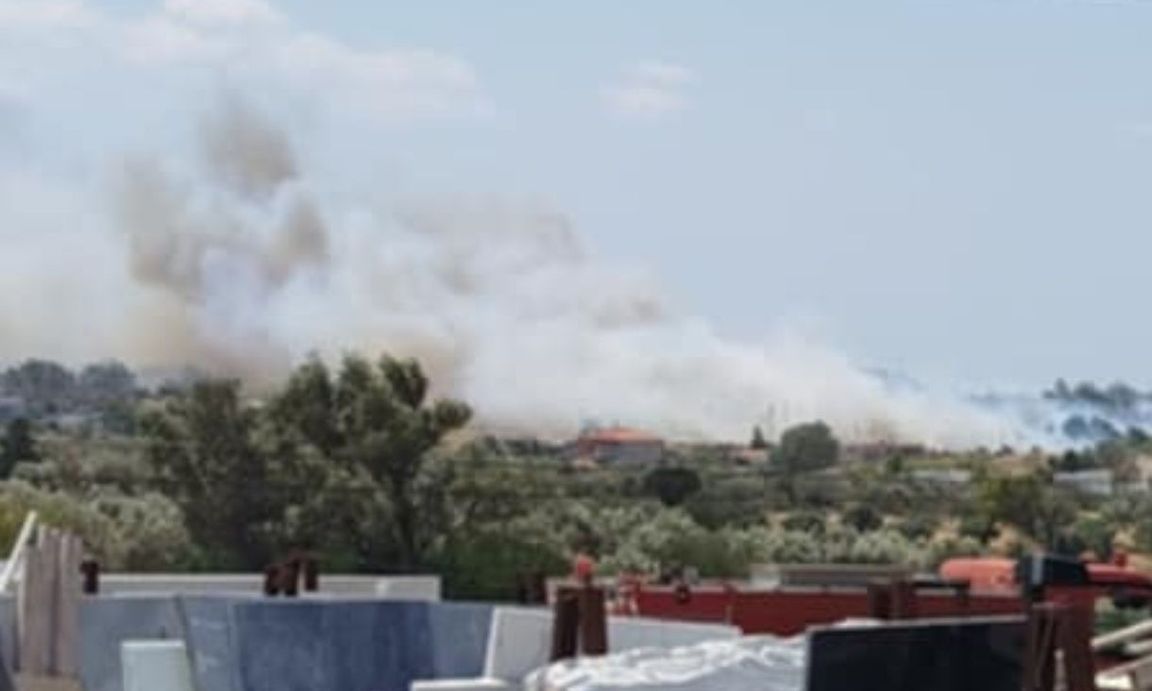 Φωτιά τώρα στο Τογάνι Κερατέας – Καίει σε οικοπεδικούς χώρους
