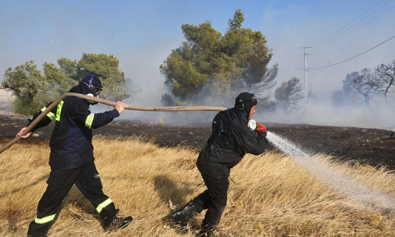 Φωτιά στην Κερατέα: Δυσμενείς οι πυρομετεωρολογικές συνθήκες – Πότε εξασθενούν οι άνεμοι