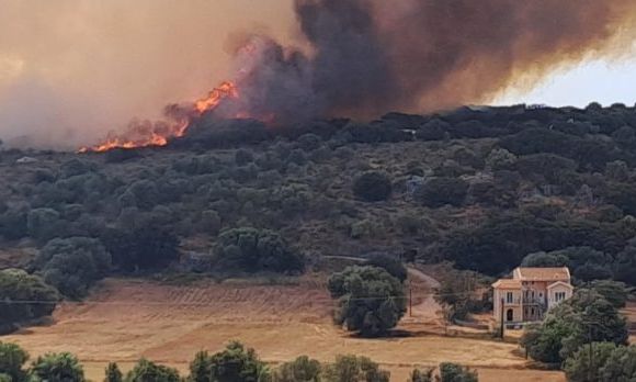 Κεφαλονιά: Μάχη με τις αναζωπυρώσεις στη μεγάλη φωτιά στο Καραβάδο