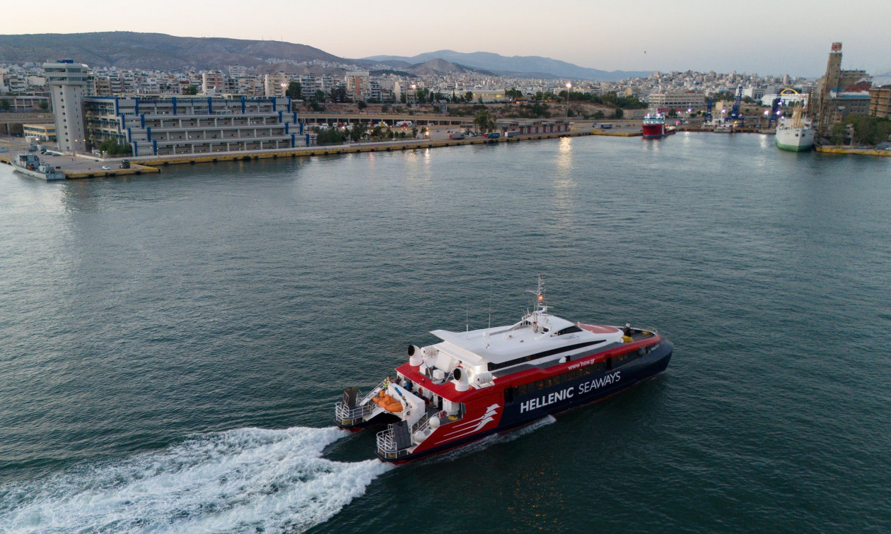 Μηχανική βλάβη στο Flying Cat 3: Ταλαιπωρία για εκατοντάδες επιβάτες στο λιμάνι του Πειραιά