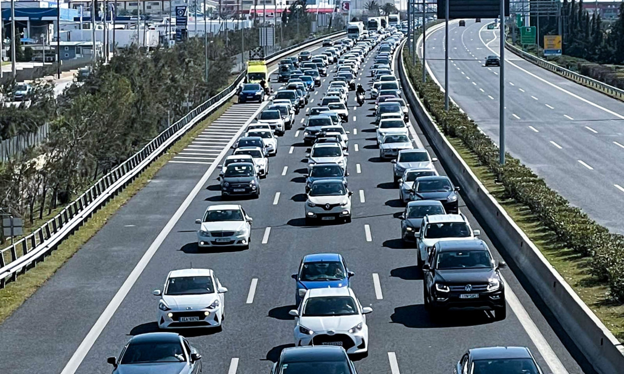 ‘Εξοδος μετ εμποδίων: Σημειωτόν τα αυτοκίνητα από τα Άνω Φούσα μέχρι τα Μέγαρα