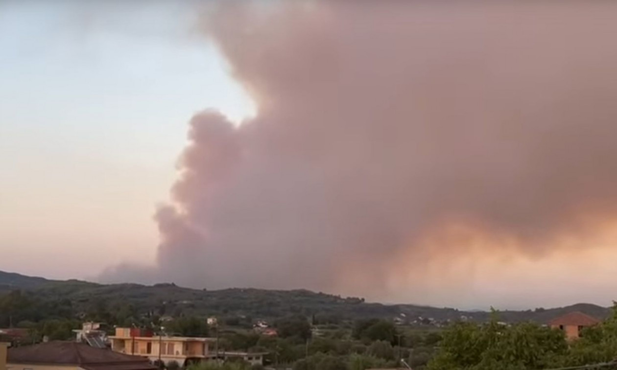 Ηλεία: Απόκοσμες εικόνες από τη μεγάλη πυρκαγιά στο Χελιδόνι – Δείτε βίντεο