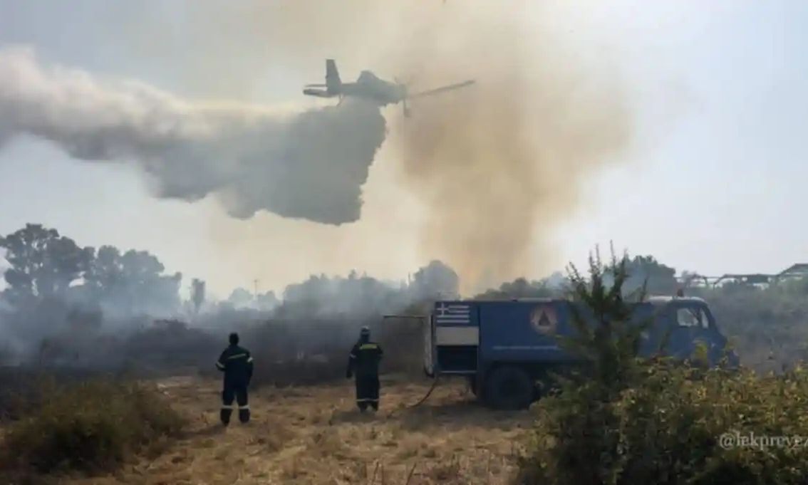 Φωτιά στην Πρέβεζα: Απομακρύνονται ηλικιωμένοι – Κάηκαν τουλάχιστον δύο σπίτια