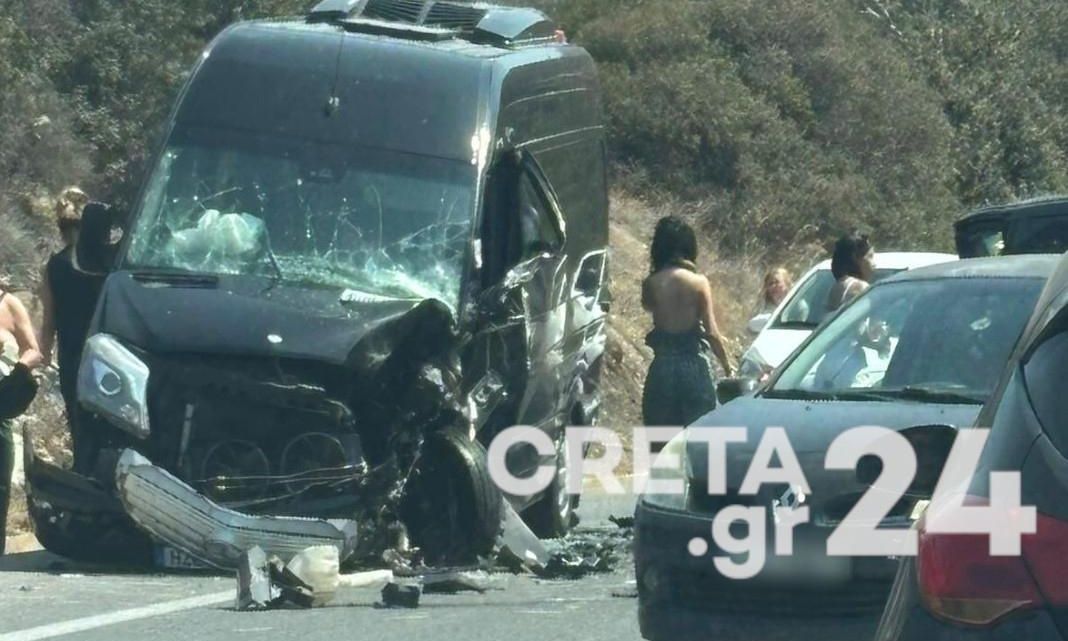 Τροχαίο ατύχημα με εμπλοκή τουριστικού βαν στον ΒΟΑΚ – Ένας σοβαρά τραυματίας