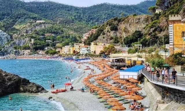 Ιταλία: Οργή για το κόστος σε ομπρέλες και ξαπλώστρες – Οι τιμές στις παραλίες – Άδεια τα beach bar