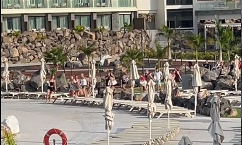 Κανάρια Νησιά: Βρετανοί τουρίστες κάνουν «έφοδο» για να προλάβουν ξαπλώστρα σε ξενοδοχείο – Βίντεο