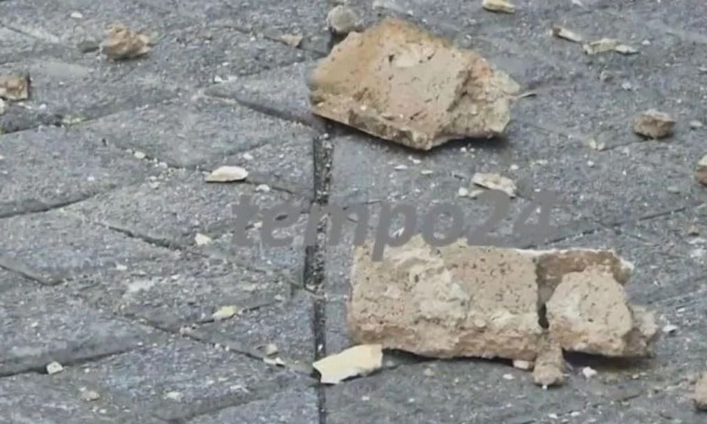 Πάτρα: Νέα αποκόλληση τσιμέντου από μπαλκόνι στο κέντρο της πόλης