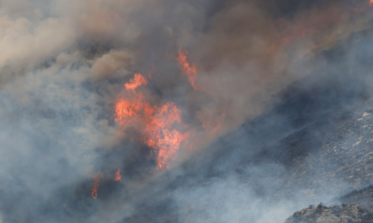 Καλύτερη η εικόνα της φωτιάς στη Νεάπολη Αγρίνιου