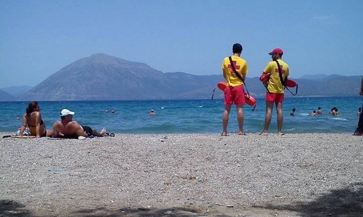 Πάτρα: Ναυαγοσώστης έσωσε δυο γυναίκες στα Αραχωβίτικα