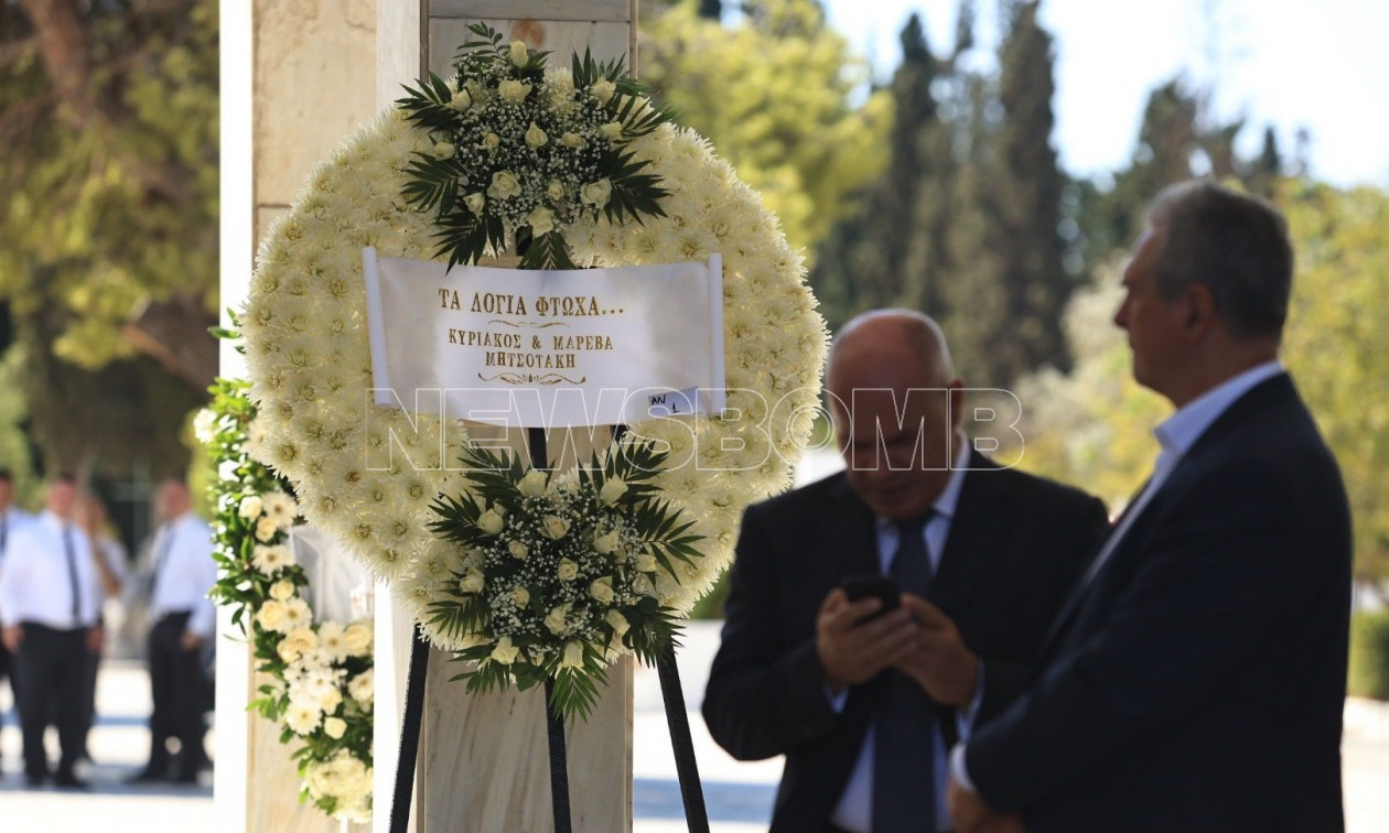 Λένα Σαμαρά: Βαρύ το κλίμα στο Α’ νεκροταφείο – Το στεφάνι του πρωθυπουργού