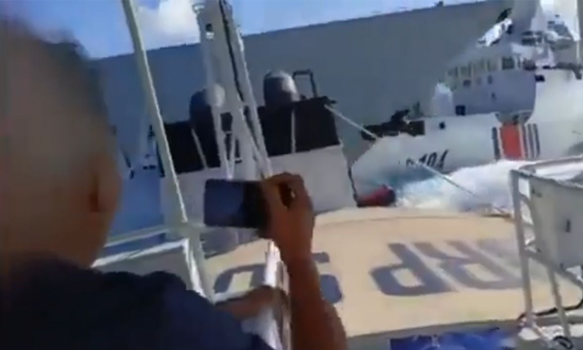Σύγκρουση κινεζικού πολεμικού πλοίου με σκάφος ακτοφυλακής που καταδίωκε Φιλιππινέζους – Βίντεο