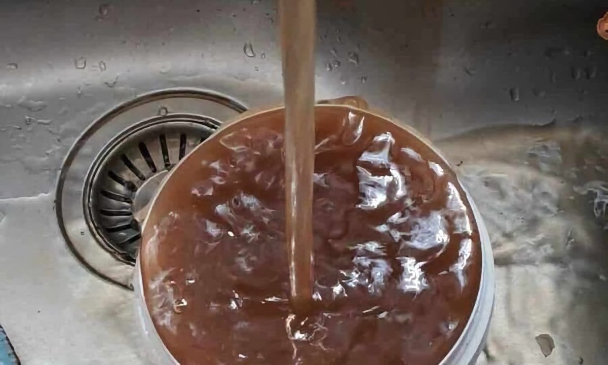Νερό με λάσπη βγάζουν οι βρύσες στον Πλαταμώνα – Σε απόγνωση κάτοικοι και χιλιάδες παραθεριστές