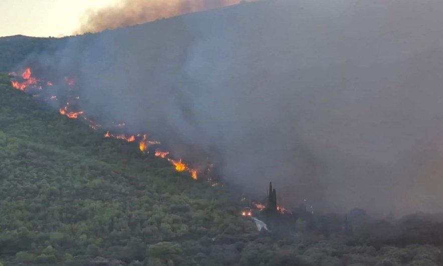 Ζάκυνθος: Άλλαξε πορεία η πυρκαγιά και κατευθύνεται προς το Κερί – Νέο μήνυμα από το 112