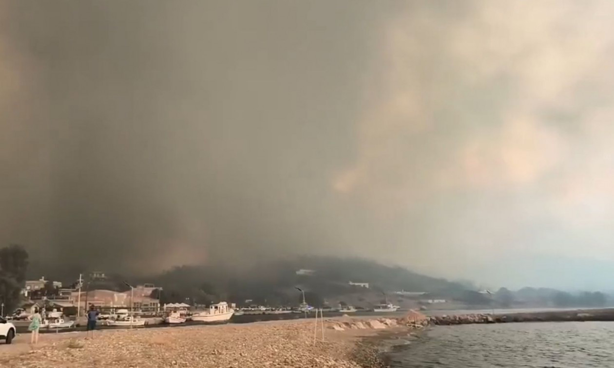 Φωτιά Χίος: Επιτυχής η επιχείρηση απεγκλωβισμού πολιτών από παραλίες – Δείτε live την πυρκαγιά