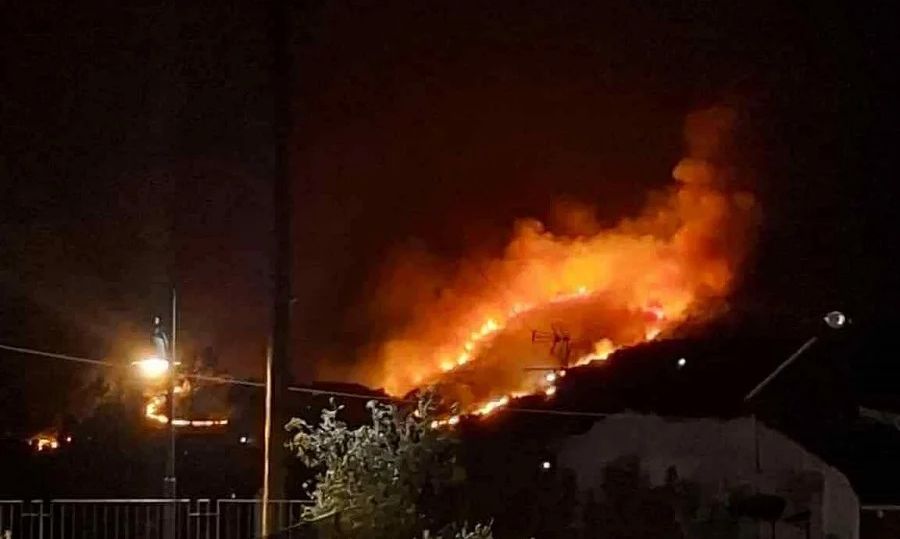 Μεγάλη φωτιά τώρα και στα Ιωάννινα – Μήνυμα του «112» για εκκένωση οικισμού