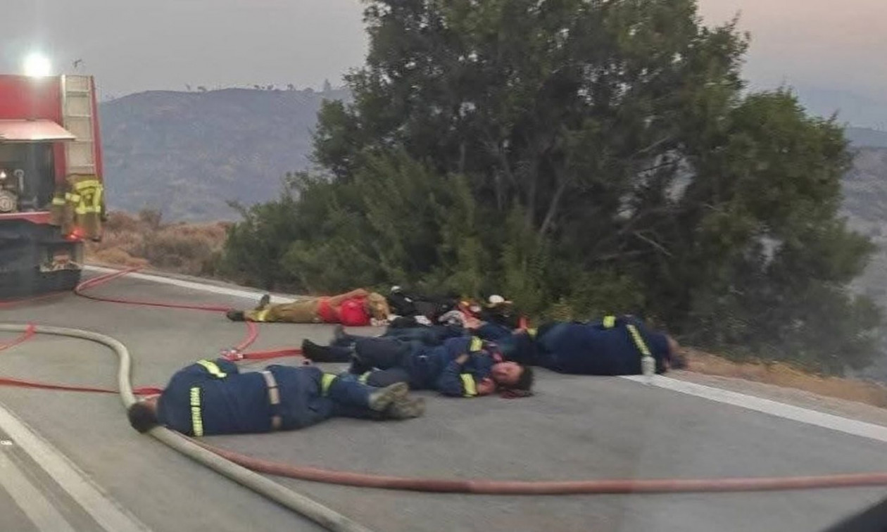 Φωτιά στη Χίο: Σπάει καρδιές φωτογραφία από τους αποκαμωμένους πυροσβέστες