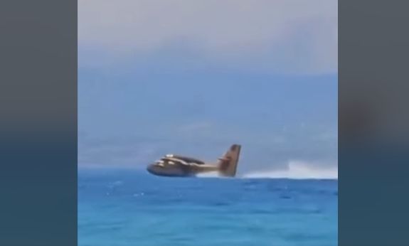 Φωτιά στην Πάτρα: Canadair ανεφοδιάζεται δίπλα από την Γέφυρα Ρίου – Αντιρρίου – Δείτε βίντεο